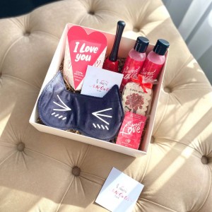 Подарочный бокс в стиле LOVE"